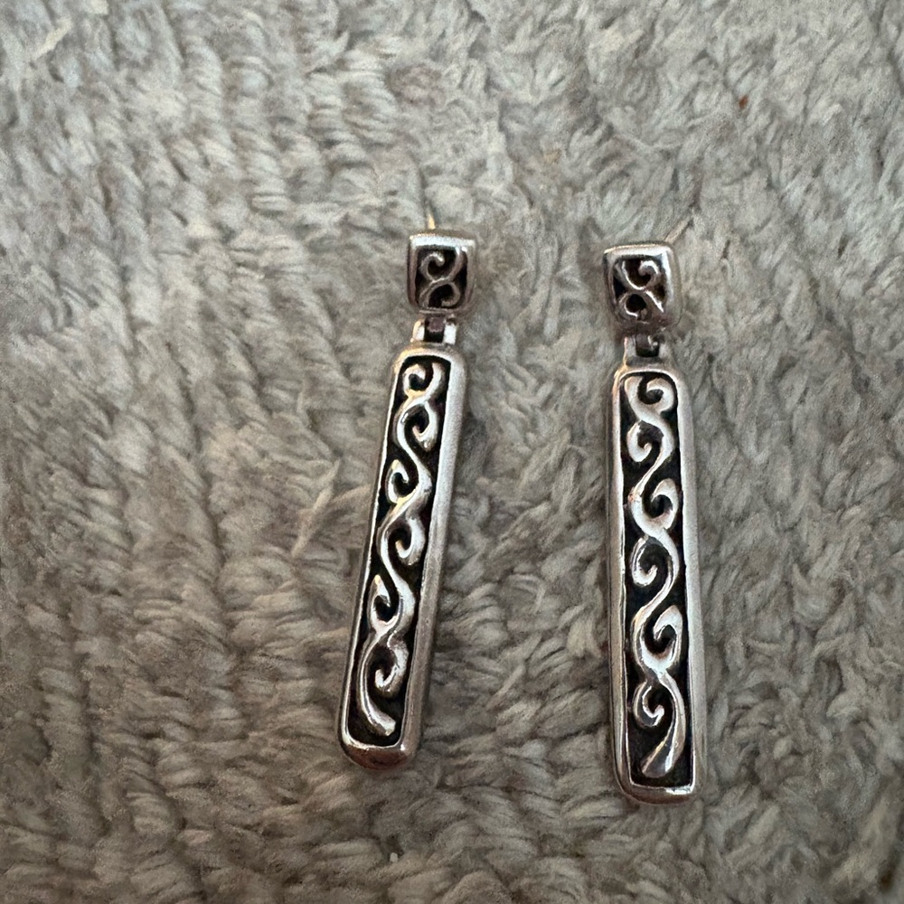 GUC .925 silver dangle post back earrings. Made in Thailand